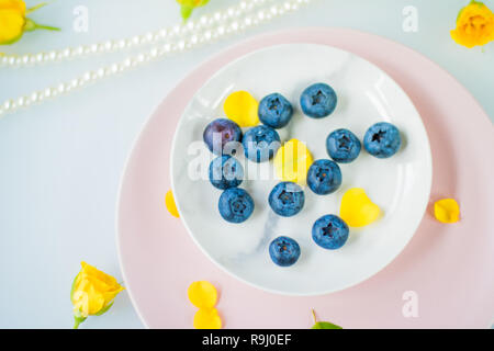 Schöne bluberries - frisches Obst und gesunde Ernährung gestaltete Konzept, elegante Optik Stockfoto