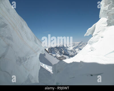 Aus einem riesigen gletscherspalte in den Schweizer Alpen oberhalb von Zermatt Stockfoto