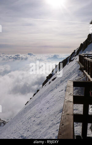 Balkon der Hütte auf der Signalkuppe mit einem tollen Blick auf die Alpen rund um Zermatt im Monte Rosa Bereich in der Schweiz Stockfoto