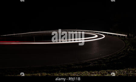 Leichte Spuren von einem Auto in einer Kurve Stockfoto