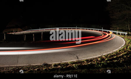 Leichte Spuren von einem Auto in einer Kurve Stockfoto