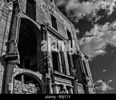 Ein altes Haus in Ruinen in Schwarz und Weiß in Marsaxlokk, Malta. Stockfoto