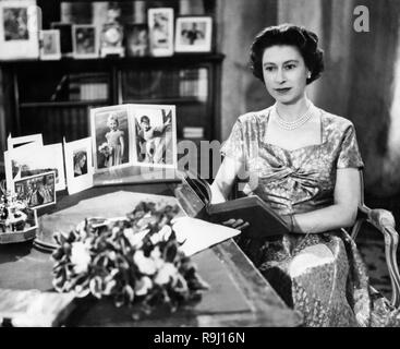 Foto vom 25/12/17 der Königin Elizabeth II. in der Bibliothek an der Sandringham, kurz nachdem Sie zu Weihnachten an die Nation. Der Monarch machte ihr erstes Weihnachten live im Radio 1952 Ð das Jahr ihres Beitritts Ð und der jährlichen Botschaft wurde zum ersten Mal im TV im Jahr 1957 dargestellt. Stockfoto