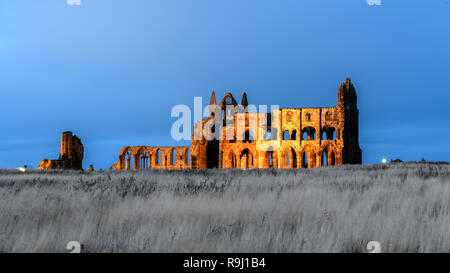 Whitby Abtei in der Abenddämmerung Stockfoto