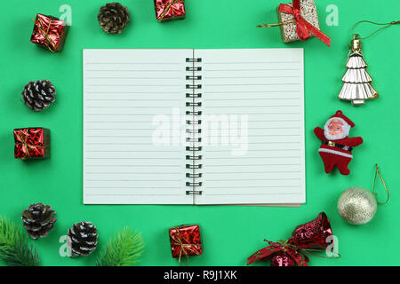 Weihnachten Dekoration Equipment und leeres Papier auf grünem Papier Hintergrund mit Kopie Raum für Ihr Design. Stockfoto