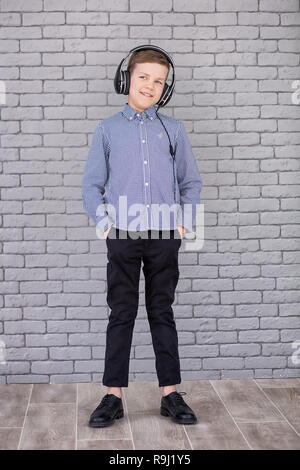 Entspannen Sie sich und hören Musik. Europäische junge füllen das Bit. Portrait von Kopf im Kopfhörer mit geschlossenen Augen. Junge in Casual Wear. Stockfoto