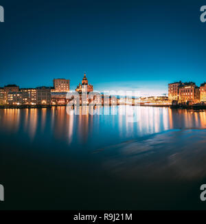 Helsinki, Finnland. Blick auf den Damm mit der Uspenski-kathedrale In Illuminationen bei Sonnenuntergang. Stockfoto