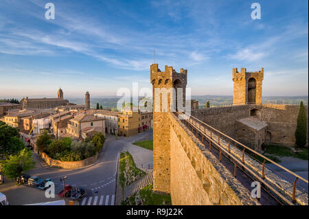 Montalcino alten Festungsmauern und Blick auf die Stadt. Toscana, Italien. Stockfoto