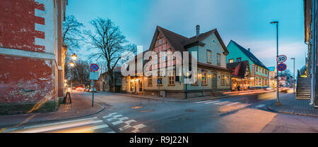 Pärnu, Estland. Nacht Kuninga Straße mit alten Gebäuden, Holzhäuser, Restaurants, Cafés, Hotels und Geschäfte im Abend Nacht Illuminationen. Stockfoto