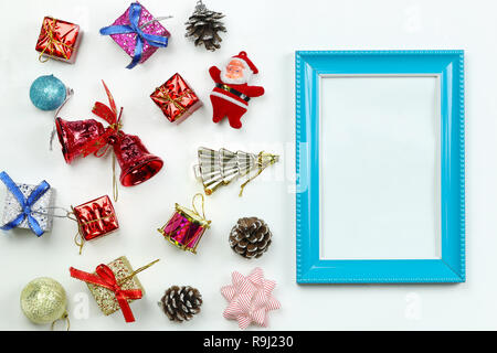 Weihnachten Dekoration Equipment und Bilderrahmen auf weißem Hintergrund mit Kopie Raum für Ihr Design. Stockfoto