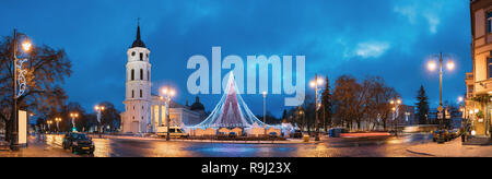 Vilnius, Litauen. Weihnachtsbaum auf Hintergrund Glockenturm Glockenturm der Kathedrale am Cathedral Square in Abend neues Jahr Weihnachten, Bel. Stockfoto