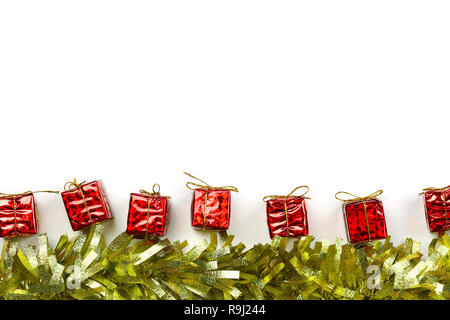 Roter Geschenkbox von Weihnachten Dekoration auf weißem Hintergrund mit Kopie Raum für Ihr Design. Stockfoto