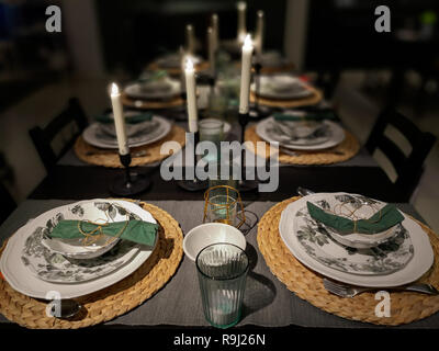 Abendessen gedeckten Tisch bei Kerzenschein, Weihnachten Abendessen mit der Familie. Stockfoto