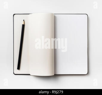 Geschäftskonzept - Ansicht von oben Sammlung von schwarze Fliege schwarz Notebook weiß Seite öffnen, Pen auf Hintergrund für Mockup isoliert Stockfoto
