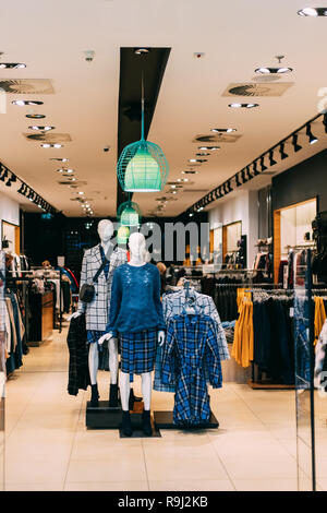 Frauen Mannequins bei weiblichen lässig gekleidet. Kleider auf Kleiderbügeln im Store im Einkaufszentrum. Stockfoto