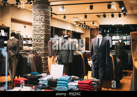 Männliche Business Style Kleidung. Männliche Kleidung auf Schaufensterfiguren und Aufhänger in der Shopping Mall. Stockfoto