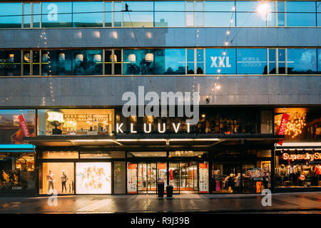 Helsinki, Finnland - 8. Dezember 2016: Straßenbahn fährt von einem Anschlag auf Aleksanterinkatu Straße. Nacht der Aleksanterinkatu Straße in Kluuvi erhalten Bezirk In Stockfoto