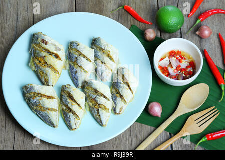 Gebratene Fische in der Platte und Fischsauce mit würzigen auf Tabelle, Meeresfrüchte der thailändischen Speisen. Stockfoto