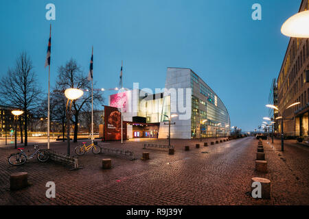 Helsinki, Finnland - 8. Dezember 2016: Abendlicher Blick von Kiasma Museum für zeitgenössische Kunst. Museum zeigt die Sammlung zeitgenössischer Kunst der finnischen Nationalen Stockfoto