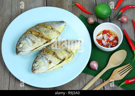 Gebratene Fische in der Platte und Fischsauce mit würzigen auf Tabelle, Meeresfrüchte der thailändischen Speisen. Stockfoto