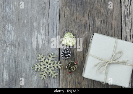 Braun Geschenkverpackung auf Holzboden und kopieren Sie Raum für Design in Weihnachten Konzept. Stockfoto