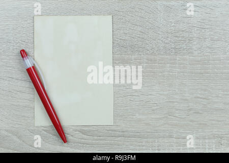 Roter Stift neben Vintage Papier auf Holzboden und Kopieren. Stockfoto