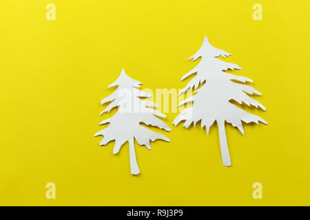 Weihnachtsbaum Form des Weißbuchs auf gelbem Papier Hintergrund für Design in Ihrem festival Konzept. Stockfoto