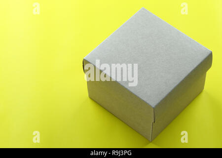 Braunes Papier, ruht auf einem gelben Papier Stock und haben kopieren Sie Raum für Design in Ihrem Weihnachten arbeiten Konzept. Stockfoto