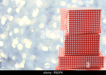 Roter Geschenkbox auf Silber Bokeh Kulisse für Design in Ihrem Weihnachten Konzept. Stockfoto