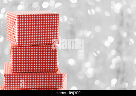 Roter Geschenkbox auf Silber Bokeh Kulisse für Design in Ihrem Weihnachten Konzept. Stockfoto