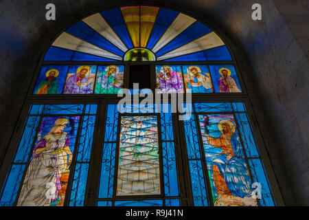 Glasfenster in der griechisch-orthodoxen Kirche St. Photini bei Bir Ya'qub. Nablus. Palästina Stockfoto