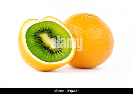 Creative foto Manipulation von geschnittenen orange mit grünen Kiwi innen auf weißem Hintergrund Stockfoto