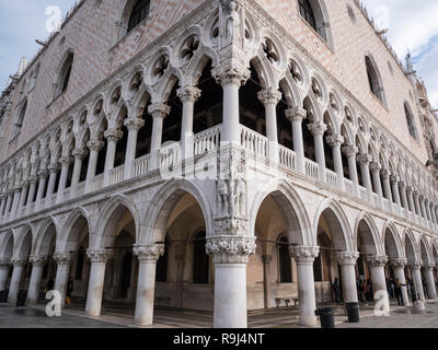 Venedig, Italien, 1.November 2018: Dogenpalast detaillierte Fassade oder äußeren Perspektive betrachten. Alte italienische Renaissance Architektur. Die berühmten historischen venezianischen Sehenswürdigkeiten auf der Piazza San Marco oder die Piazza Niemand Stockfoto