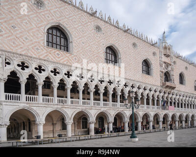 Venedig, Italien, 1.November 2018: Dogenpalast detaillierte Fassade oder äußeren Perspektive betrachten. Alte italienische Renaissance Architektur. Die berühmten historischen venezianischen Sehenswürdigkeiten auf der Piazza San Marco oder die Piazza Niemand Stockfoto