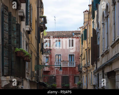 Venedig, Italien, 1.November 2018: Architektur der Renaissance closeup Perspektive äußere oder die Fassade Blick auf venezianische Straße oder im Garten. Niemand Stockfoto