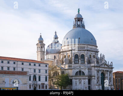 Venedig, Italien, 1.November 2018: Santa Maria della Salute Kirche oder die Basilika Fassade oder Außenansicht. Panoramablick auf die äußere Seite vom Kanal. Barocken venezianischen oder italienischer Architektur. Stockfoto