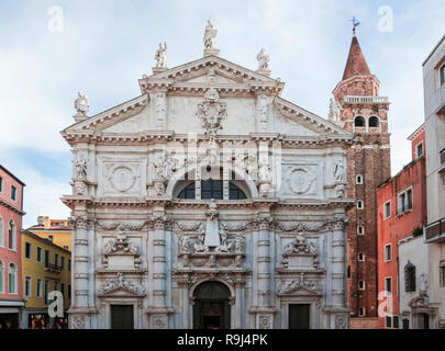 Venedig, Italien, 1.November 2018: die Basilika oder Kirche di San Moise oder Außenansicht. Perspektive Fassade oder Vorderansicht. Alten barocken venezianischen oder italienischen äußere Architektur. Stockfoto