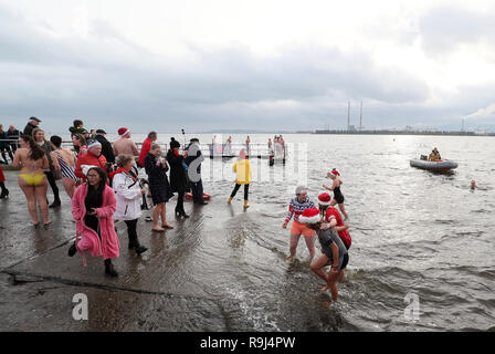 Menschen nehmen an den Clontarf Yacht & Boot Club jährlichen Weihnachten schwimmen in der Rnli. Stockfoto