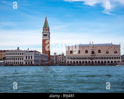 Piazza San Marco oder die Piazza und Dogenpalast Panoramablick vom Speed Boot auf das Meer oder den Kanal schönen Renaissance der italienischen Architektur Wahrzeichen von Venezia venezianische Stadtbild reisen Hintergrund Tag Zeit. Stockfoto