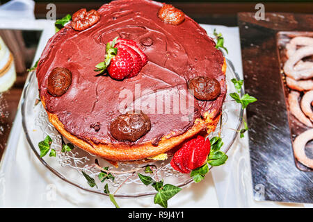 Köstliche Schokolade und frischen Erdbeeren tart Stockfoto