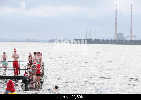 Menschen nehmen an den Clontarf Yacht & Boot Club jährlichen Weihnachten schwimmen in der Rnli. Stockfoto