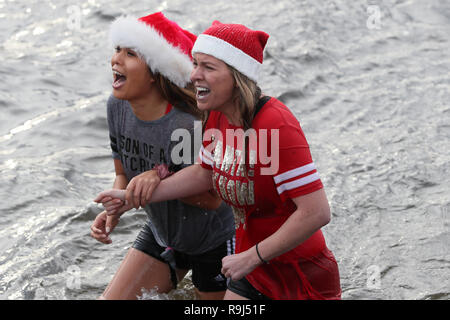 Menschen nehmen an den Clontarf Yacht & Boot Club jährlichen Weihnachten schwimmen in der Rnli. Stockfoto