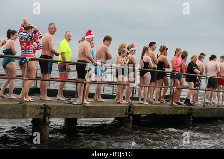 Menschen nehmen an den Clontarf Yacht & Boot Club jährlichen Weihnachten schwimmen in der Rnli. Stockfoto