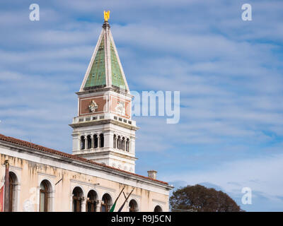 Venedig, Italien, 1.November 2018: Saint Mark's oder dem San Marco Platz oder die Piazza und Bell oder Beobachtungsturm. Schöne Perspektive vertikale Ansicht. Tag, Sommer. Stockfoto