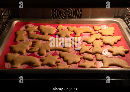 Weihnachten backen. Teig und die Form für Ingwer Cookies. Den Teig ausrollen Stockfoto