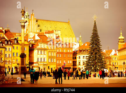 23.12.2018 Warschau, Polen. Weihnachtsbaum auf dem Plac Zamkowy Platz. Europäische Feiertage. Stockfoto