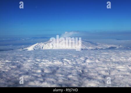 Schneebedeckten Ätna aus dem Flugzeug Stockfoto