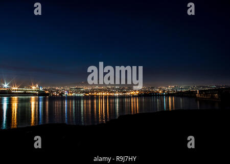 Catania und den Ätna in der Nacht vom Hafen Stockfoto