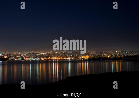 Catania und den Ätna in der Nacht vom Hafen Stockfoto