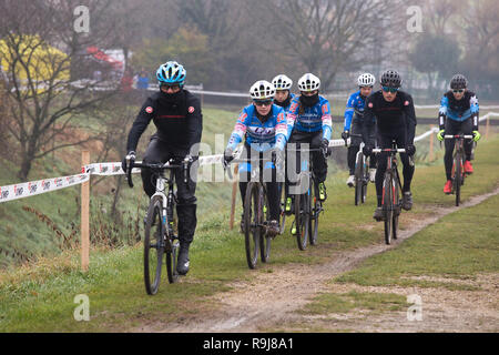 Nova Gorica, Slowenien - 23. Dezember 2018: Cyclo-cross Amateur Championship Nova Gorica 2018. Der Radfahrer auf das Rennen. Stockfoto